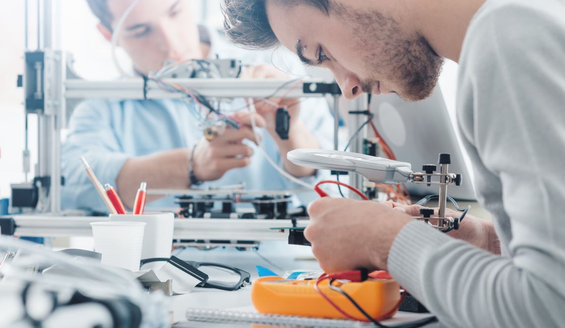 électroniciens Font Des Tests